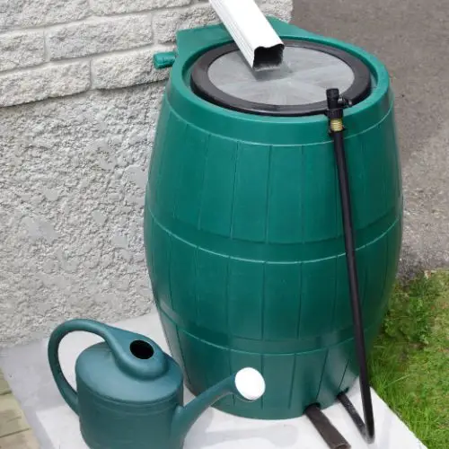 regenton die wordt gevuld uit de dakgoot